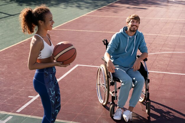 Tiro medio hombre discapacitado jugando baloncesto