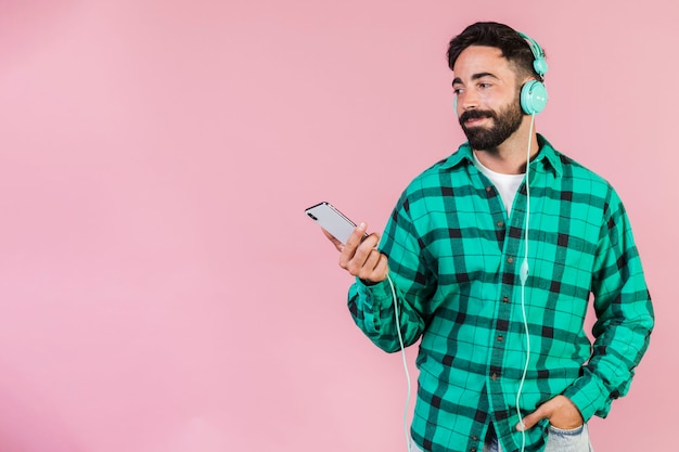 Tiro medio hombre escuchando música.