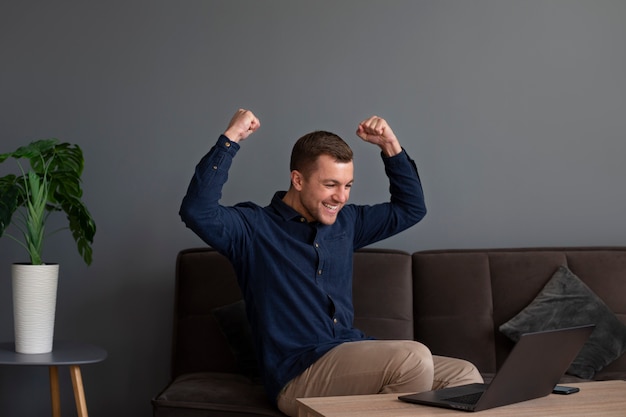 Foto gratuita tiro medio hombre feliz ganando