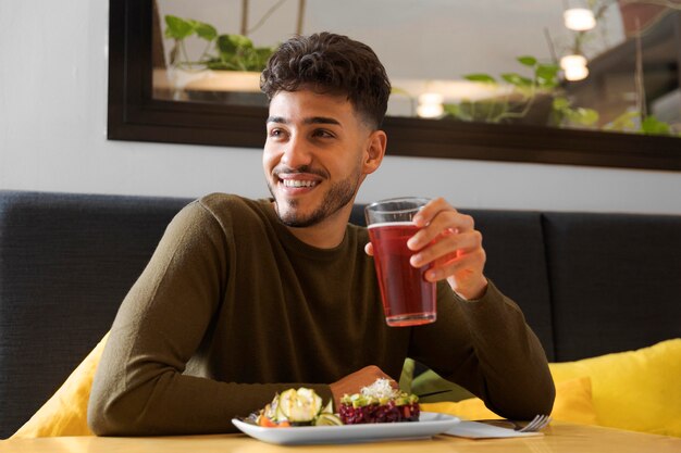 Tiro medio hombre feliz sosteniendo la taza