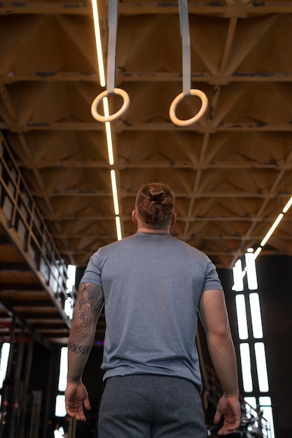 Foto gratuita tiro medio hombre en forma en el gimnasio