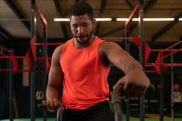 Foto gratuita tiro medio hombre en forma en el gimnasio