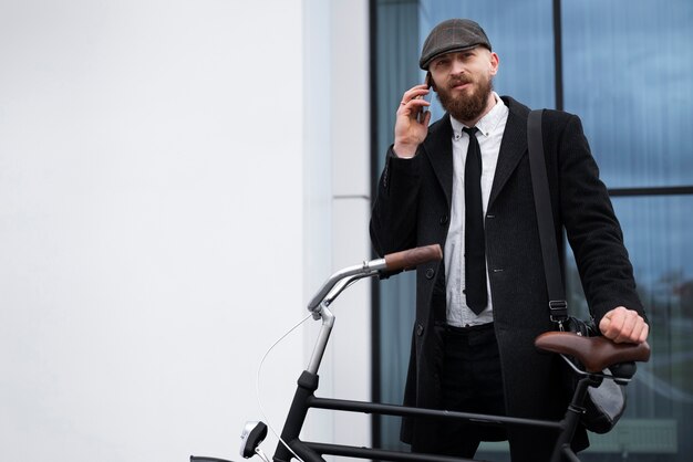 Tiro medio hombre hablando por teléfono