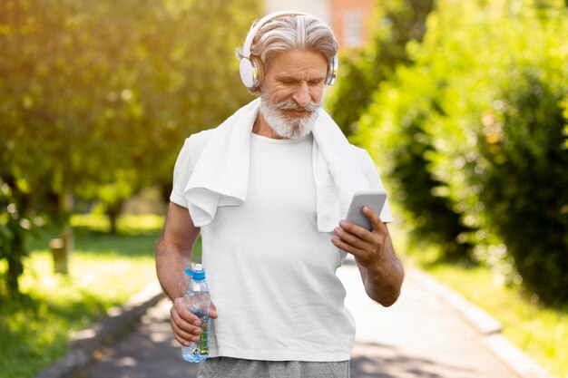 Tiro medio hombre haciendo deporte