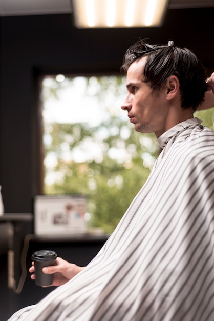 Tiro medio hombre en hairsalon