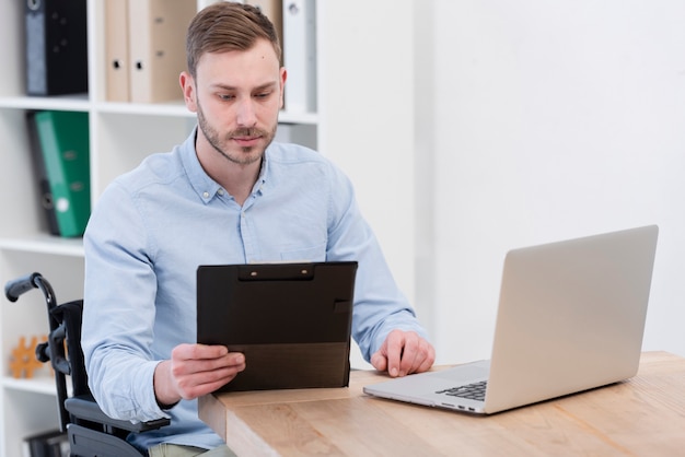 Foto gratuita tiro medio hombre con laptop