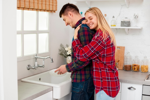 Foto gratuita tiro medio hombre lavando los platos