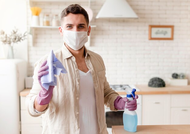 Tiro medio hombre con mascarilla quirúrgica