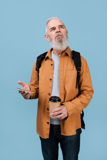 Tiro medio, hombre mayor, tenencia, taza de café