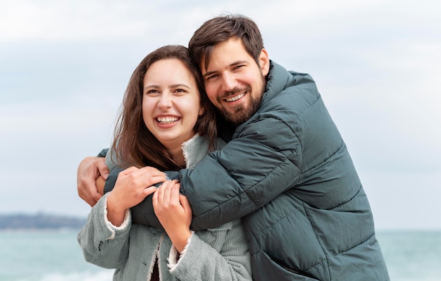 Tiro medio hombre y mujer feliz