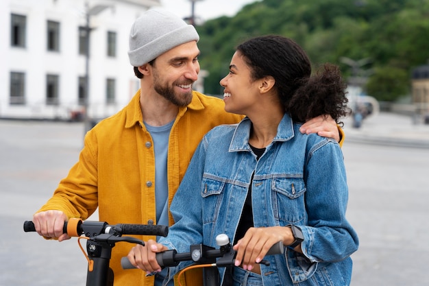 Tiro medio hombre y mujer feliz