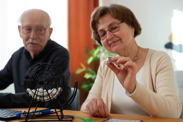 Foto gratuita tiro medio hombre y mujer jugando bingo