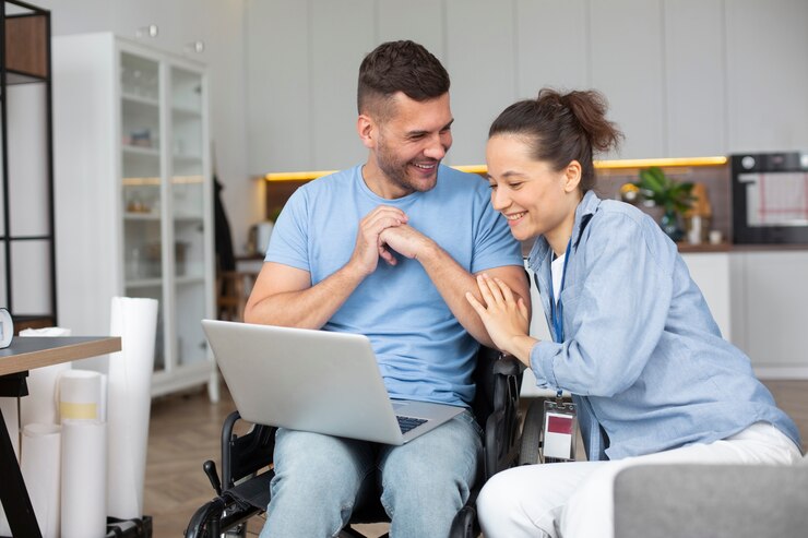 Foto gratuito tiro medio hombre y mujer con laptop