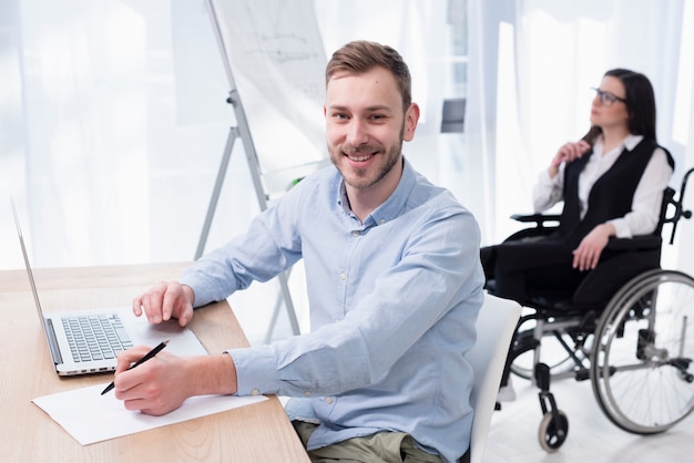 Foto gratuita tiro medio hombre y mujer en el trabajo