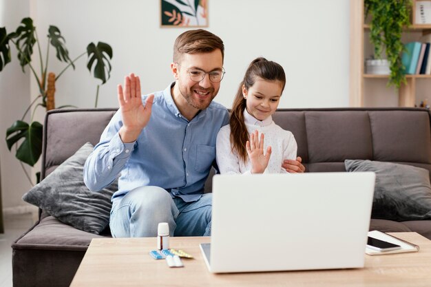 Tiro medio hombre y niña saludando al doctor