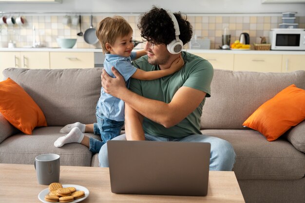 Tiro medio hombre y niño en casa.