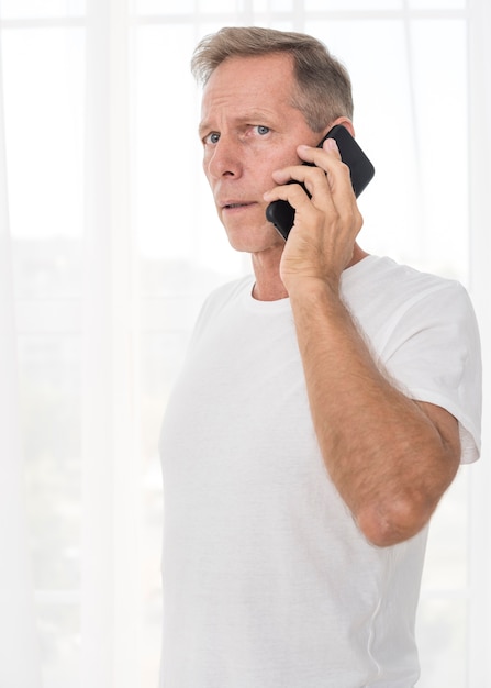 Foto gratuita tiro medio hombre preocupado hablando por teléfono