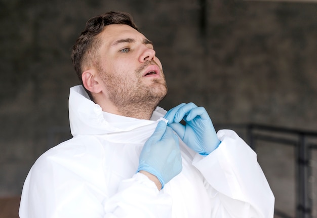 Foto gratuita tiro medio hombre quitándose el traje