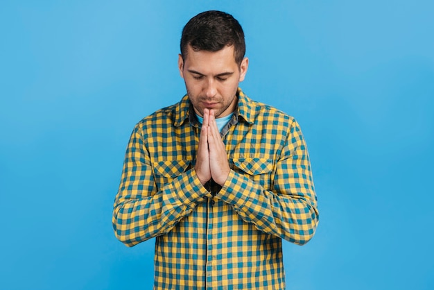 Tiro medio hombre rezando