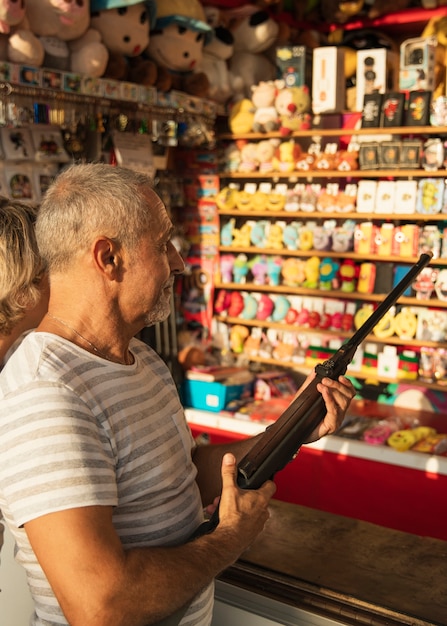 Tiro medio hombre con rifle