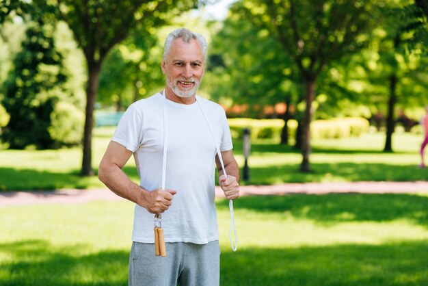 Tiro medio hombre con saltar la cuerda al aire libre