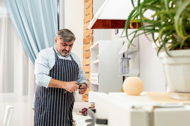 Foto gratuita tiro medio hombre senior con un cuchillo