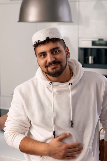 Foto gratuita tiro medio hombre sonriente en interiores