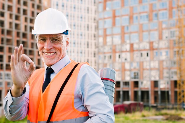 Tiro medio hombre sonriente mostrando aprobación