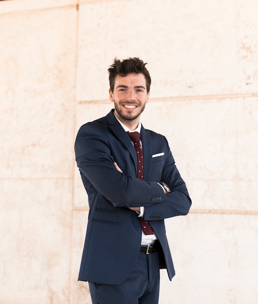 Foto gratuita tiro medio hombre sonriente posando al aire libre