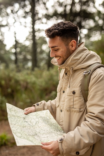 Foto gratuita tiro medio hombre sonriente sosteniendo mapa