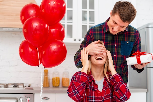 Foto gratuita tiro medio hombre sorprendente mujer con regalo