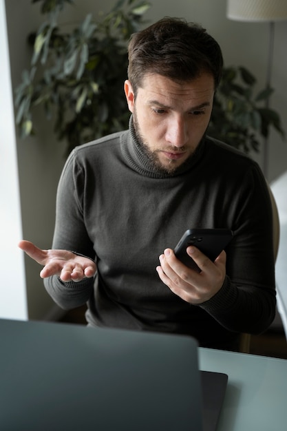 Tiro medio hombre sosteniendo smartphone