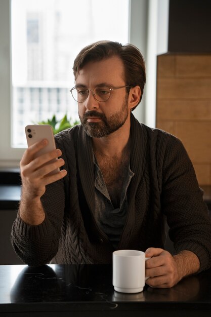 Tiro medio hombre sosteniendo smartphone