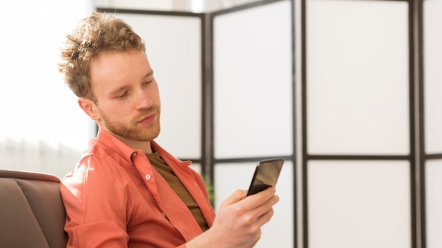 Foto gratuita tiro medio hombre en teléfono