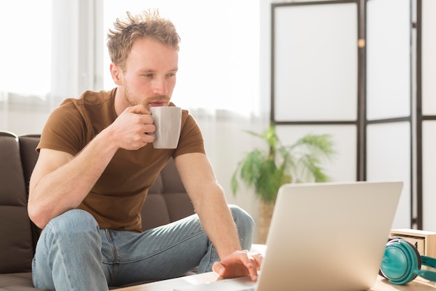 Foto gratuita tiro medio hombre tomando café