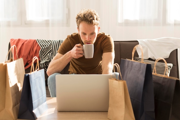 Tiro medio hombre tomando café