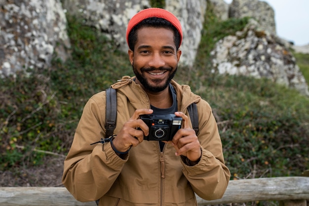 Foto gratuita tiro medio hombre tomando fotos