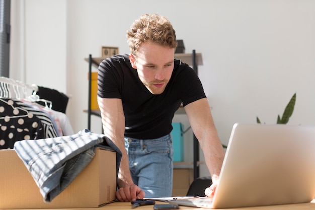 Tiro medio hombre trabajando en la computadora portátil