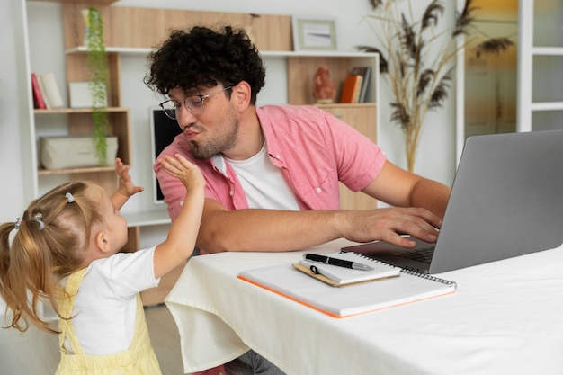 Foto gratuita tiro medio hombre trabajando en la computadora portátil