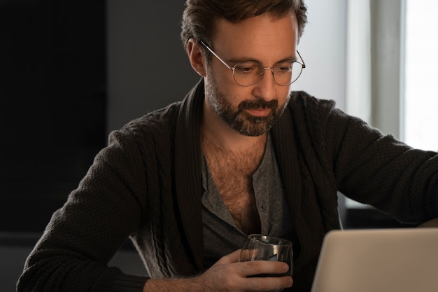 Foto gratuita tiro medio hombre trabajando en la computadora portátil