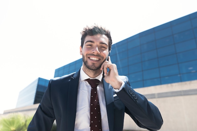 Tiro medio hombre en traje hablando por teléfono