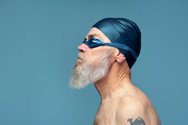 Tiro medio hombre vestido con gorro de baño