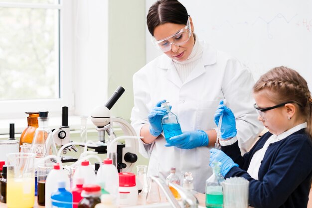 Tiro medio joven estudiando ciencias