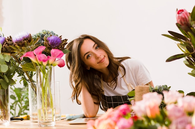 Foto gratuita tiro medio joven florista en florería