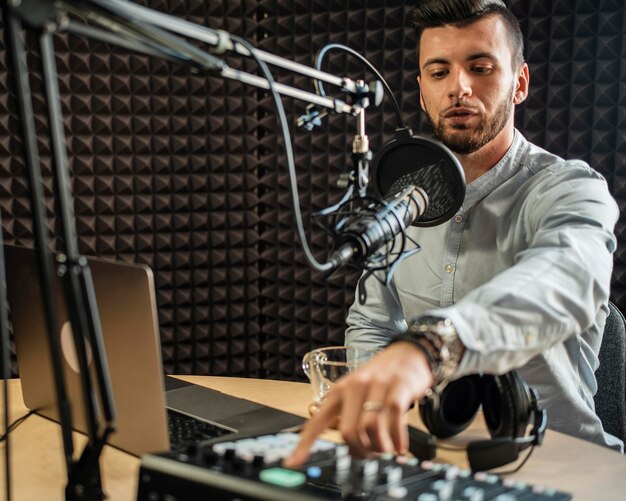 Tiro medio joven trabajando en radio