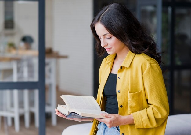 Tiro medio lectura hermosa mujer