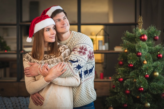 Tiro medio linda pareja abrazándose