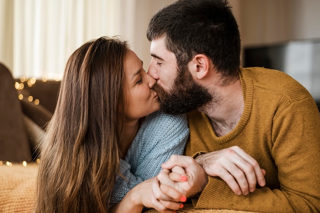 Tiro medio linda pareja besándose