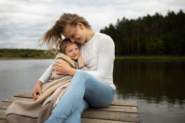 Tiro medio madre e hijo al aire libre