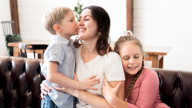 Tiro medio madre con hijos